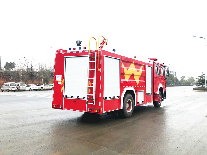 8噸豪沃單橋水罐消防車